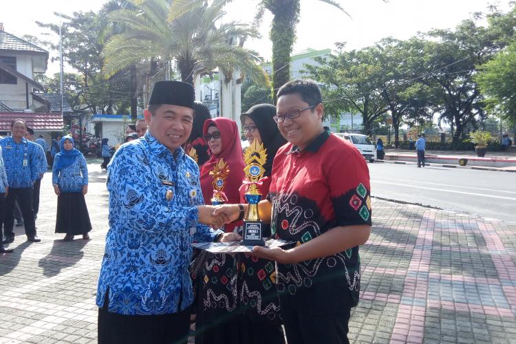 Penyerahan Piala Oleh Walikota Banjarmasin